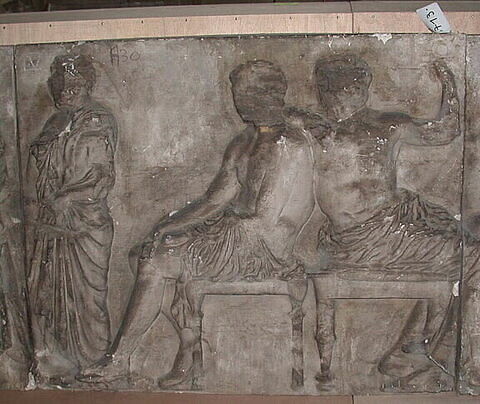 plaque de frise ; Tirage d’une plaque de la frise est du Parthénon représentant Hermès, Dionysos et un héros