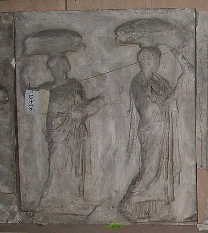 Tirage intégral d’une plaque de la frise est du Parthénon représentant deux fillettes portant des tabourets