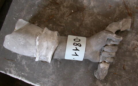Tirage d’une plaque de fond avec un avant-bras gauche avec courroies et brassard de bouclier
