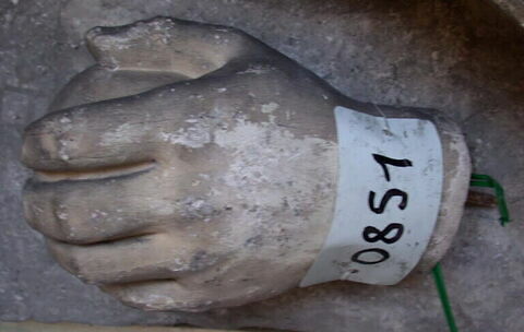 ; statue ; Tirage d’une main gauche tenant un objet sphérique