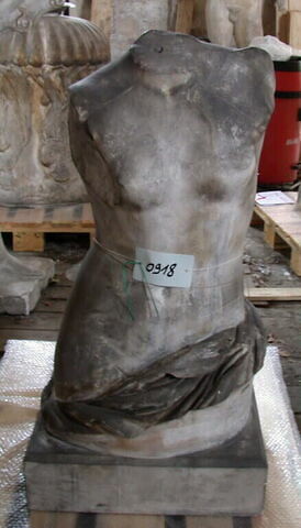 statue