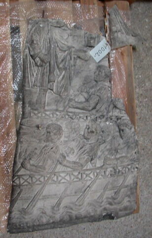 Tirage d’une plaque de la colonne Trajane représentant une scène de navigation