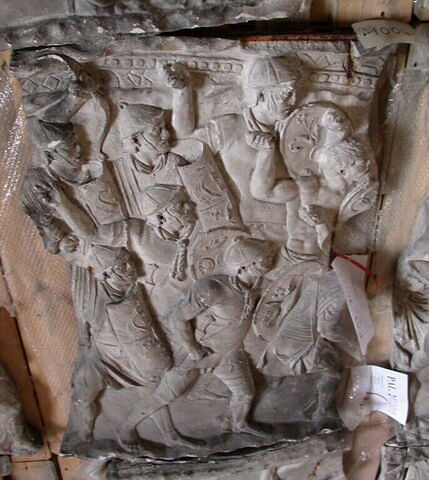 Tirage d’une plaque de la colonne Trajane représentant une scène de combat