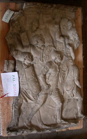 Tirage d’une plaque de la colonne Trajane représentant des soldats montant à l’assaut, image 1/1