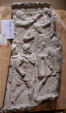 Tirage d’une plaque de la colonne Trajane représentant une scène de combat