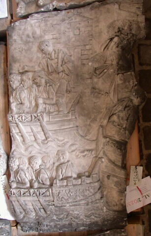 plaque de frise ; Tirage d’une plaque de la colonne Trajane représentant une scène de navigation