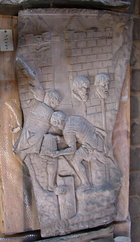 Tirage d’une plaque de la colonne Trajane représentant des soldats et deux têtes sur des piques