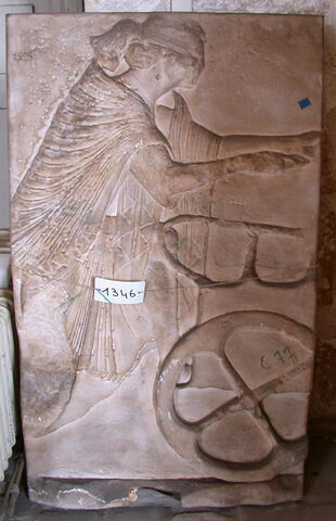 relief ; Tirage d'un bas-relief représentant un personnage montant sur un char