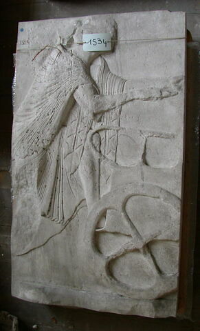 Tirage d'un bas-relief représentant un personnage montant sur un char