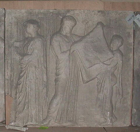 Tirage d'une plaque de la frise est du Parthénon représentant le prêtre recevant le peplos d'Athéna