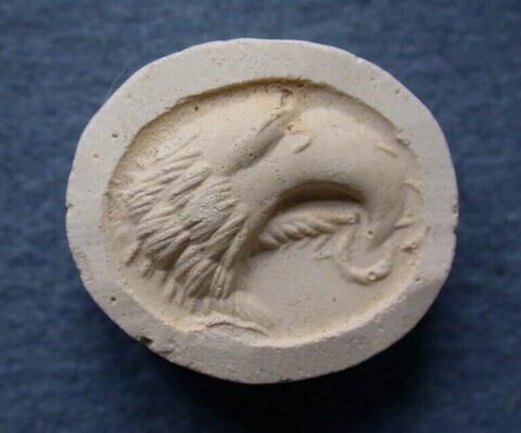 Tirage d'une empreinte d'intaille représentant une tête d'aigle, de profil, dévorant un serpent, image 1/1