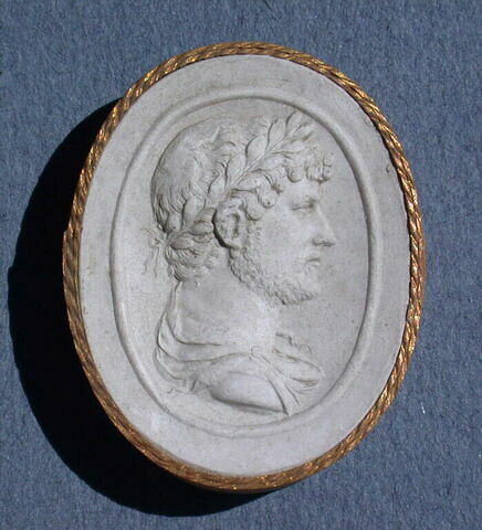 Empreinte d'intaille représentant un profil masculin portant la barbe et une couronne de lauriers, image 1/1