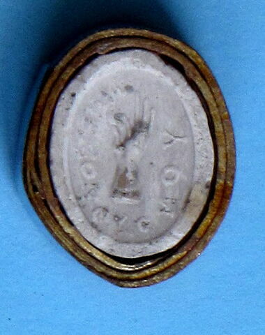 Tirage d’une empreinte d’intaille représentant une main tenant une oreille avec l’inscription MNHMONEYEMOY, image 1/1