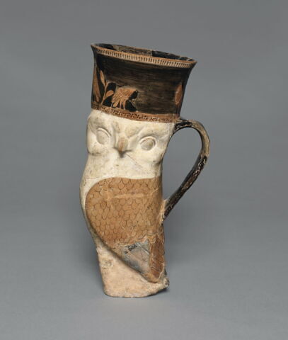 rhyton ; vase plastique, image 3/4