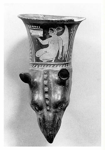 rhyton ; vase plastique, image 2/2