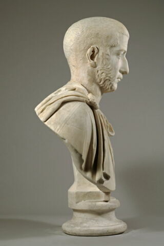 statue  ; statue en buste, image 5/5
