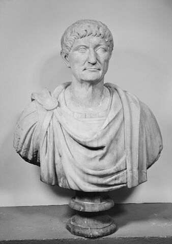 statue, image 2/4