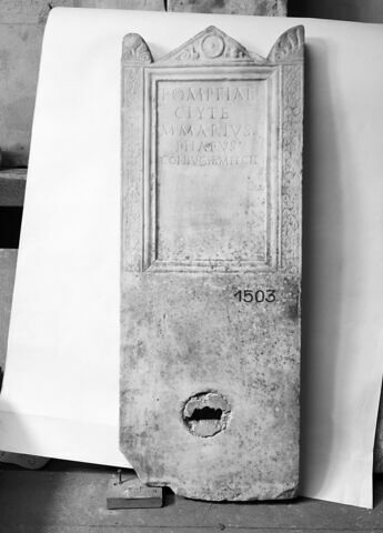 stèle, image 1/2