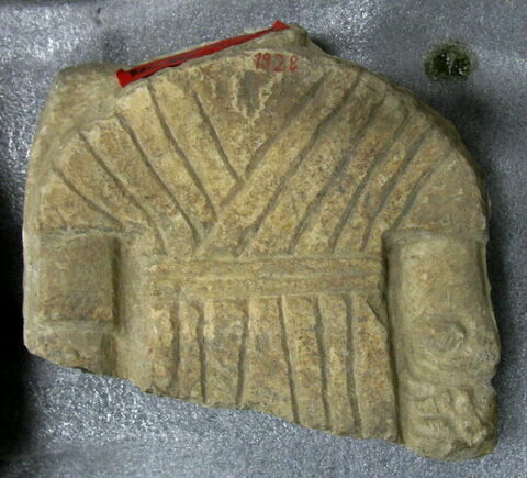 Stèle votive à Saturne (fragment), image 2/2