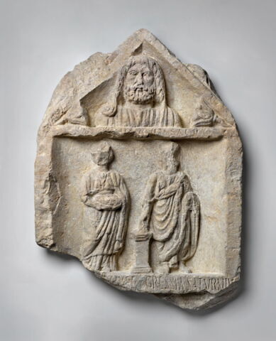 Stèle votive à Saturne (fragment), image 1/2
