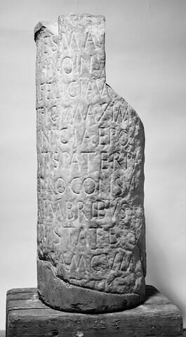 borne ; inscription