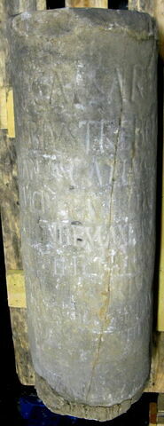 borne ; inscription, image 2/5