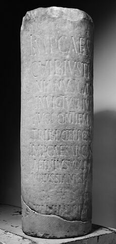 borne ; inscription, image 4/5