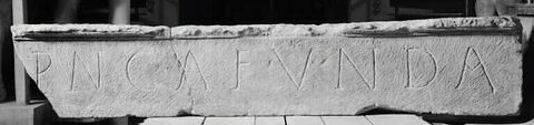architrave  ; inscription