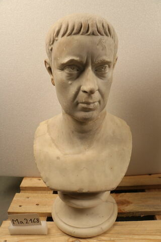 statue, image 2/4