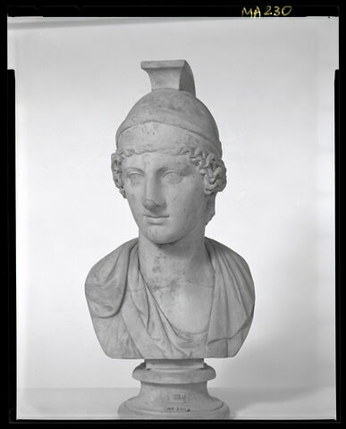 statue, image 2/2