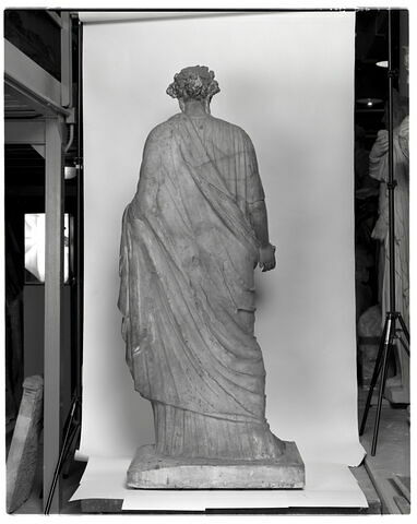 statue, image 2/2