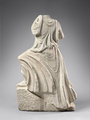 Femme drapée en course, image 2/8