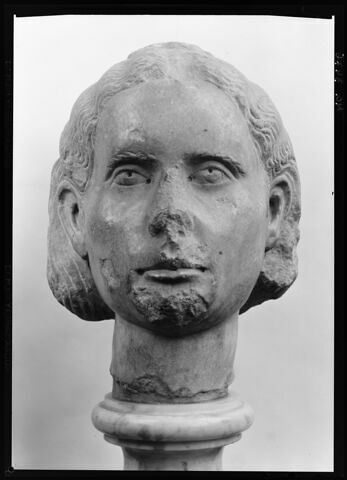 statue, image 2/2