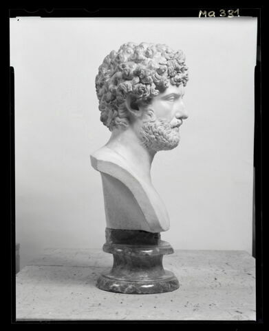 statue, image 4/9