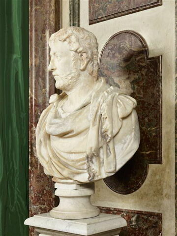 statue, image 2/3