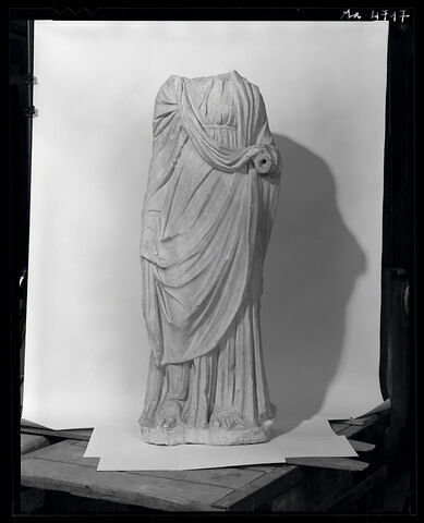 statue, image 3/3