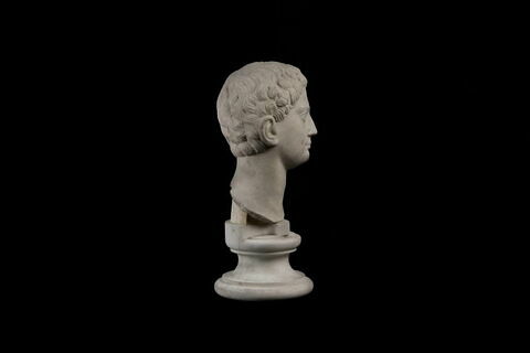statue, image 2/4