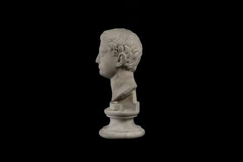 statue, image 3/4