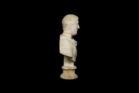 statue, image 2/4