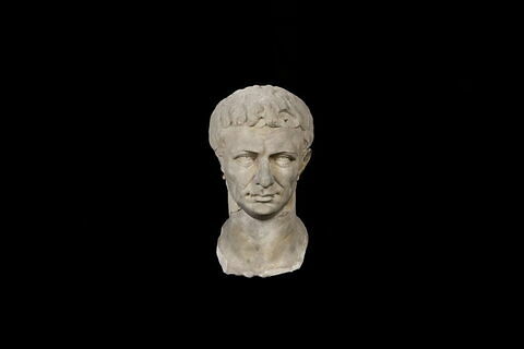 statue, image 2/7