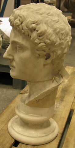 statue, image 7/7