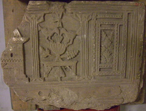 relief architectural ; plaque de chancel