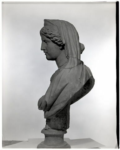 statue