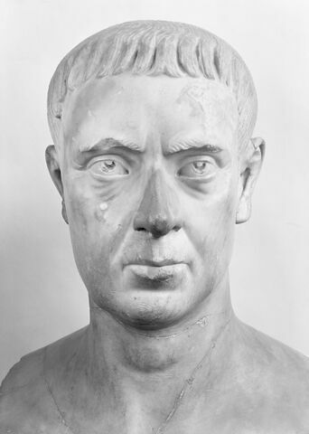 statue, image 2/4