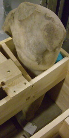 statue, image 3/3