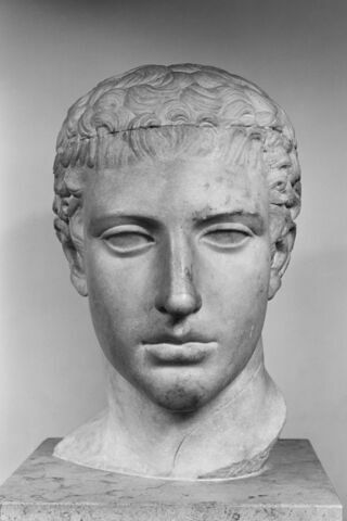 statue, image 1/1