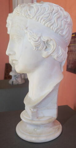 profil gauche © 2019 Musée du Louvre / Antiquités grecques, étrusques et romaines
