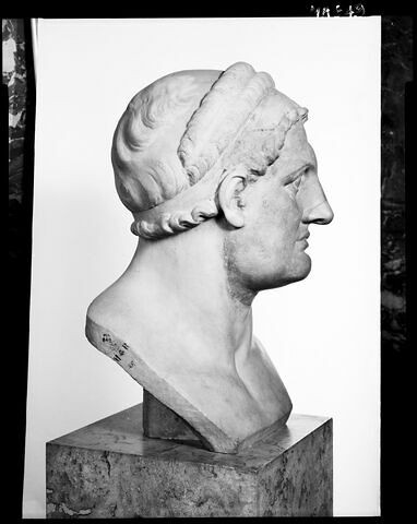 profil droit © 1996 Musée du Louvre / Patrick Lebaube