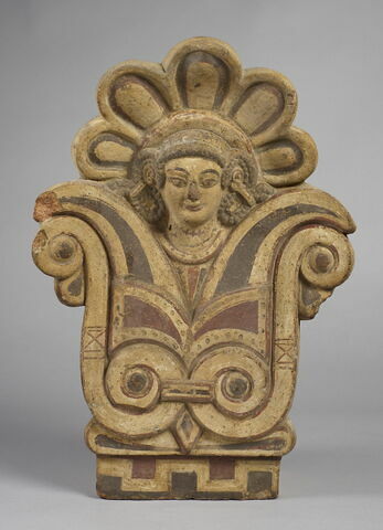 Antéfixe figurant une tête féminine nimbée émergeant d'une fleur de lotus