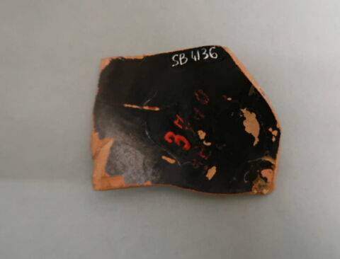 rhyton  ; vase plastique, image 2/3
